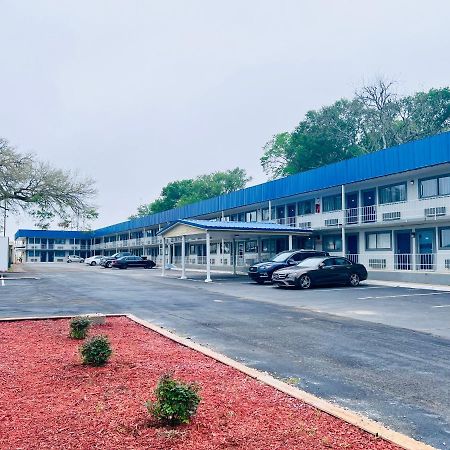 Budget Inn And Suites Crowley Bagian luar foto